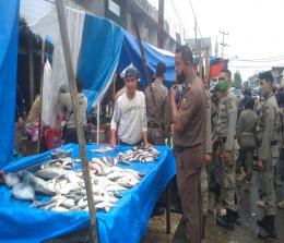 Relokasi pedagang di Pasar Agus Salim oleh Satpol PP.